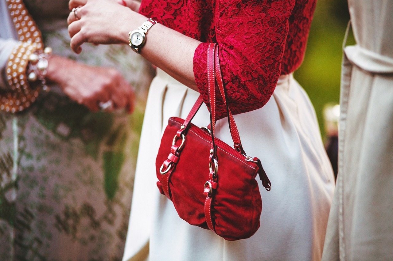THE MOST BELOVED ACCESSORY OF ALL TIMES! THE PURSE!